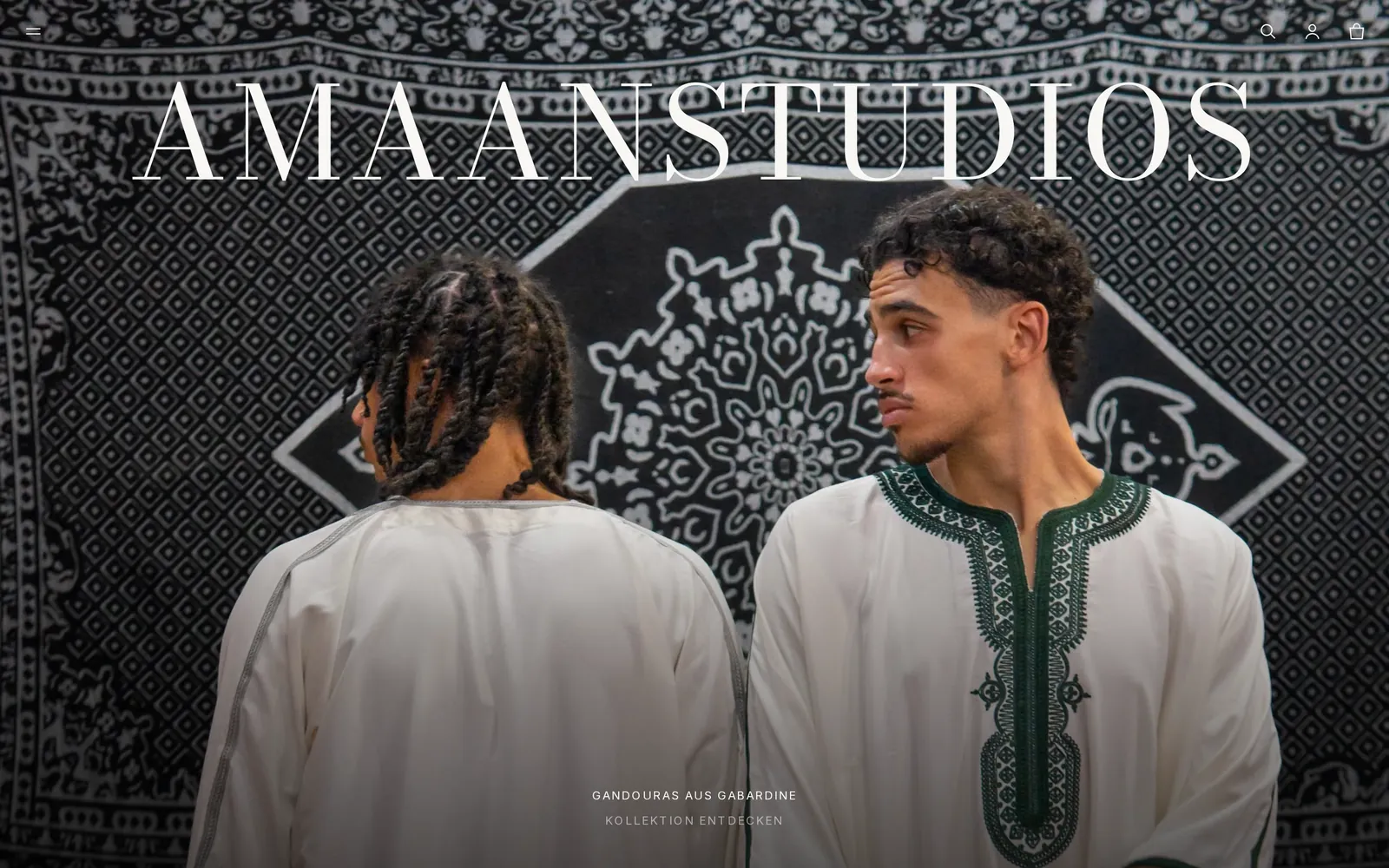 Startseite des neuen Amaanstudios-Shops mit zwei Männern in weißen Gandouras